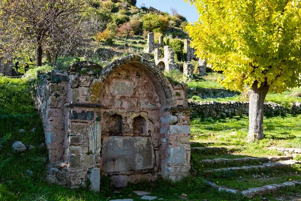 그리스 펠로폰네소스의 미스트라스 비잔틴 고고학 유적지의 미스트라스 도시에서 오래된 분수와 — 스톡 사진