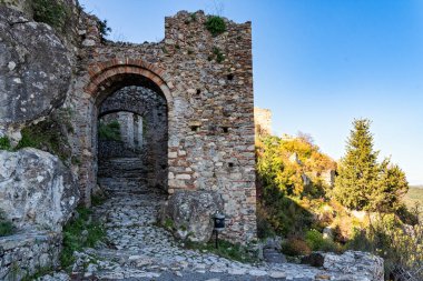Yunanistan'ın Mora kentinde ki Mystras arkeolojik alanının bir kısmı. Antik Mystras orta şehirde binaların kalıntıları görünümü