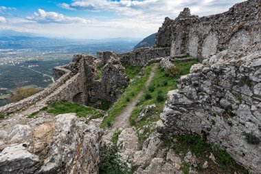 Yunanistan'ın Mora kentinde ki Mystras arkeolojik alanının bir kısmı. Villehardouin Kalesi, kentin antik kale kalıntıları görünümü