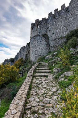 Yunanistan'ın Mora kentinde ki Mystras arkeolojik alanının bir kısmı. Villehardouin Kalesi, kentin antik kale kalıntıları görünümü