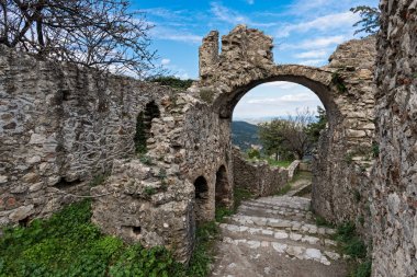 Yunanistan'ın Mora kentinde ki Mystras arkeolojik alanının bir kısmı. Antik Mystras üst kentinde binaların kalıntıları görünümü
