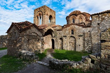 Yunanistan'ın Mora kentinde ki Mystras arkeolojik alanının bir kısmı. Antik Mystras'ın üst şehrinde Ayasofya Kilisesi'nin görünümü