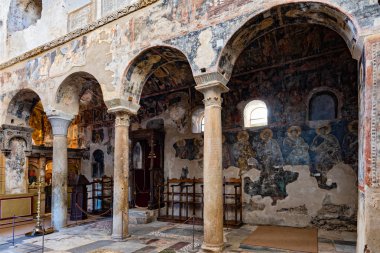 Yunanistan'ın Mora kentinde ki Mystras arkeolojik alanının bir kısmı. Saint Demetrios Metropolis iç görünümü 