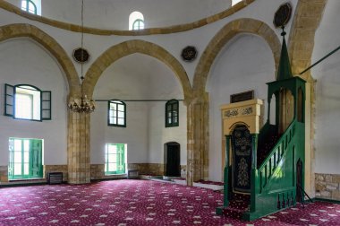 Larnaka Tuz Gölü'nün batı kıyısında, Larnaka, Kıbrıs yakınlarındaki Um Haram veya Hala Sultan Tekke Camii'nin iç görünümü 