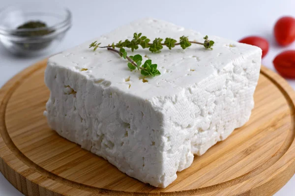 Stor Bit Traditionell Grekisk Fetaost Trä Skärbräda Med Oregano Och — Stockfoto