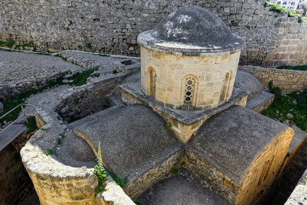 キプロスのキレニア城で聖ジョージの12世紀のビザンツ礼拝堂の眺め — ストック写真