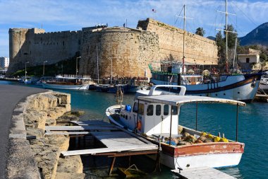 Girne, Kıbrıs - 25 Mart 2019: Girne Kalesi, Eski liman manzarası