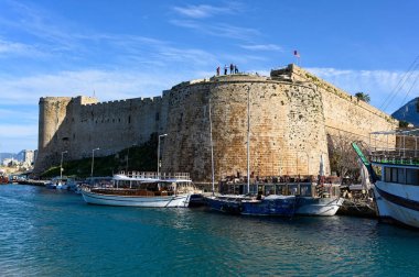 Girne, Kıbrıs - 25 Mart 2019: Girne Kalesi, Eski liman manzarası