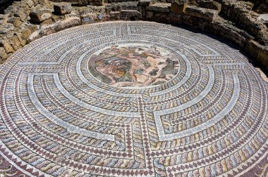 Baf, Kıbrıs - 26 Mart 2019: Kato Baf Arkeoloji Parkı'nda korunmuş mozaikler