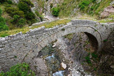 Teselya' daki geleneksel taş Mezilou Köprüsü, Yunanistan