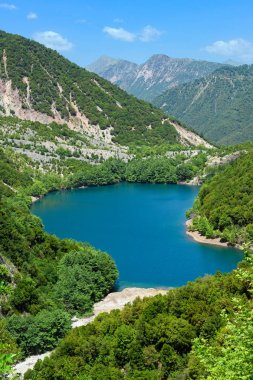 Thessaly, Yunanistan'da Agrafa köyü yakınlarındaki Agrafa masifinde, ejderha göllerinden biri olarak adlandırılan etkileyici Stefaniada Gölü'nün manzarası