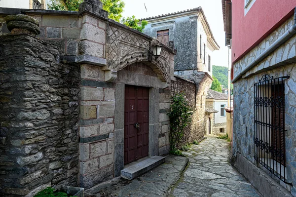 希腊安佩拉基亚 2019年5月18日 安佩拉基亚一条狭窄的街道的传统建筑 这个村庄在18世纪以其伟大的商业活动而闻名 — 图库照片