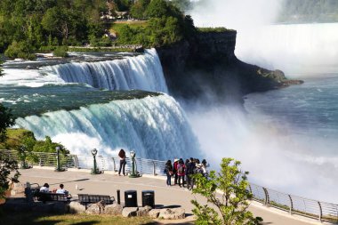 Niagara Falls, New York - Haziran 12,2018: Niagara Falls insanlar ziyaretçileri olduğunu şelaleler New York, ABD.