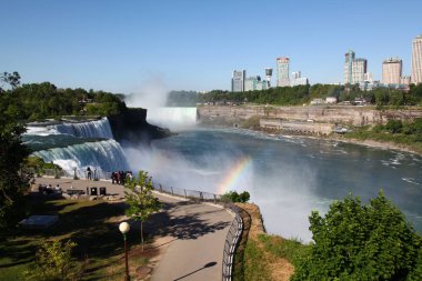 Niagara Falls, New York - Haziran 12,2018: Niagara Falls insanlar ziyaretçileri olduğunu şelaleler New York, ABD.