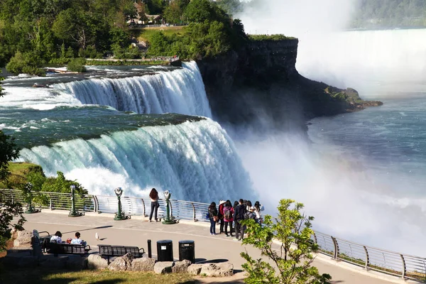 Niagara Falls, New York - Haziran 12,2018: Niagara Falls insanlar ziyaretçileri olduğunu şelaleler New York, ABD.