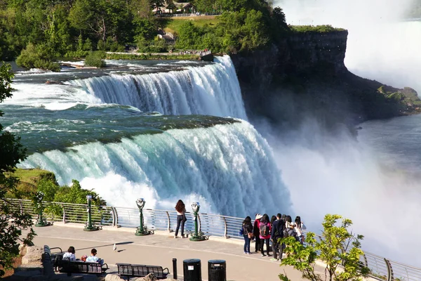 Niagara Falls, New York - Haziran 12,2018: Niagara Falls insanlar ziyaretçileri olduğunu şelaleler New York, ABD.