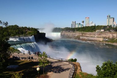 Niagara Falls, New York - Haziran 12,2018: Niagara Falls insanlar ziyaretçileri olduğunu şelaleler New York, ABD.