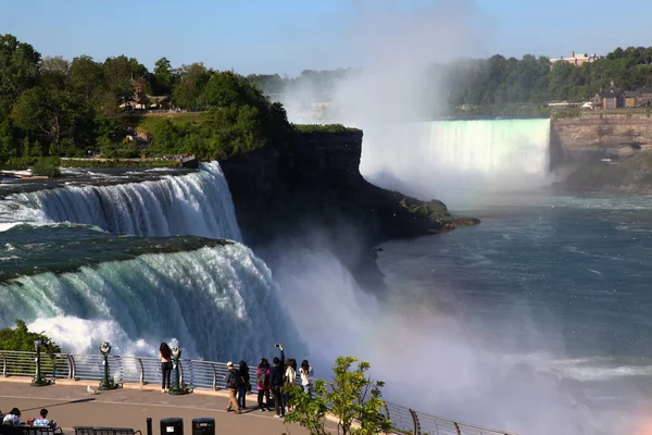 Niagara Falls, New York - Haziran 12,2018: Niagara Falls insanlar ziyaretçileri olduğunu şelaleler New York, ABD.