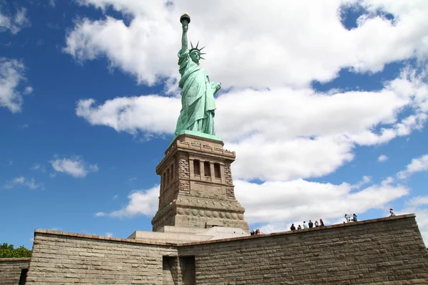 Nueva York Estados Unidos Junio 2018 Gente Viaja Estatua Libertad — Foto de Stock