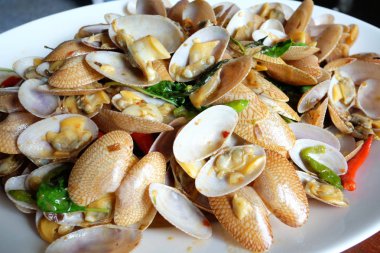 Tayland kavrulmuş biber salçası gıda ile kızarmış istiridye karıştırın.