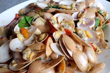 Tayland kavrulmuş biber salçası gıda ile kızarmış istiridye karıştırın.