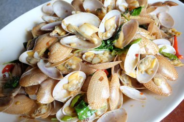 Tayland kavrulmuş biber salçası gıda ile kızarmış istiridye karıştırın.