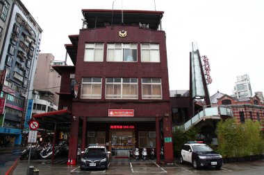 Ximen Taipei, Tayvan-12 Ekim 2018: Yağmurlu günlerde ximending 'deki polis karakolu.