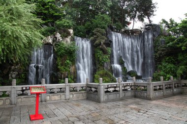 Longshan tapınağında şelale.