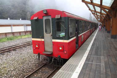Alişan, Tayvan-Ekim 14, 2018: alişan istasyonunda tren geçiyor alişan ulus Park seyahat