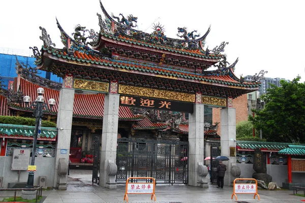 Taipei Tayvan Ekim 2018 Longshan Tapınağının Ünlütayvan Insanları Yağmurlu Günde — Stok fotoğraf
