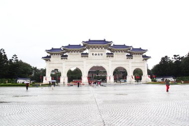 Taipei, Tayvan - 12 Ekim 2018: Chiang Kai Shek anıt salonunun ana kapısı (Ulusal Tayvan Demokrasi Anıtı Salonu) yağmurlu bir günde Taipei, Tayvan.