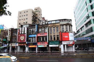 Taipei,Tayvan-12 Ekim 2018:Tayvan'da yağmurlu bir günde Longshan Tapınağı'nın önündeki eski sokak.