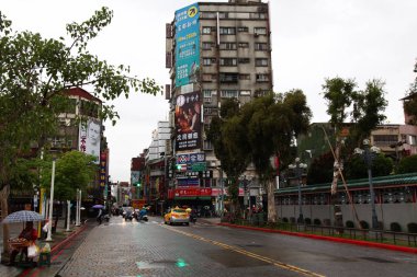 Taipei,Tayvan-12 Ekim 2018:Tayvan'da yağmurlu bir günde Longshan Tapınağı'nın önündeki eski sokak.