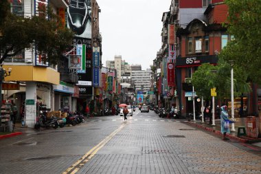 Taipei,Tayvan-12 Ekim 2018:Tayvan'da yağmurlu bir günde Longshan Tapınağı'nın önündeki eski sokak.