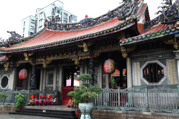 2018年10月12日 龙山寺是台湾最著名的人雨天参观 — 图库照片