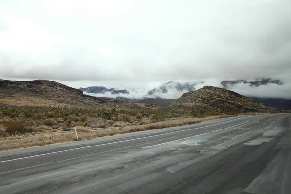 Droga Czerwona Skała Kanion Foggy Dzień Nevada Usa — Zdjęcie stockowe