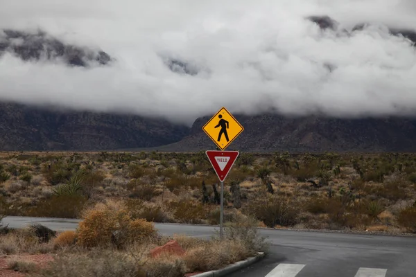Nevada Foggy Gün Yol Kırmızı Kaya Kanyon Abd — Stok fotoğraf