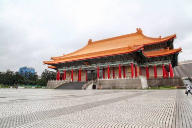 Taipei, Tayvan - 12 Ekim 2018: Chiang Kai Shek anma salonunda Ulusal Tiyatro ve Ulusal Konser Salonu. Yağmurlu günde Tayvan.