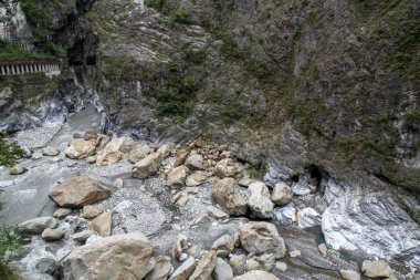 Tayvan 'daki yağmur fırtınasından sonra Taroko Milli Parkı' ndaki karanlık nehir.