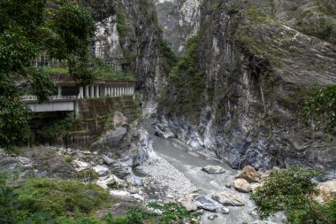 Tayvan 'daki yağmur fırtınasından sonra Taroko Milli Parkı' ndaki karanlık nehir.