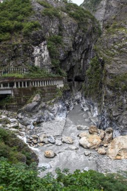 Tayvan 'daki yağmur fırtınasından sonra Taroko Milli Parkı' ndaki karanlık nehir.