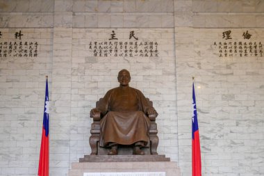 Taipei, Tayvan - 12 Ekim 2018 Chiang Kai-shek 'in anıt salonundaki bronz heykeli.