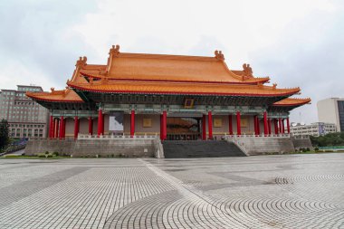 Taipei, Tayvan - 12 Ekim 2018: Chiang Kai Shek anma salonunda Ulusal Tiyatro ve Ulusal Konser Salonu. Yağmurlu günde Tayvan.