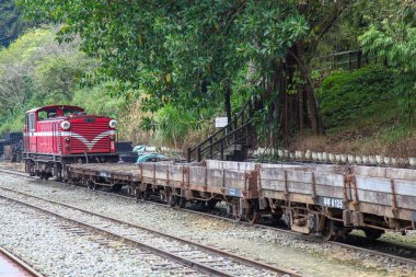 Fenchihu,tayvan-15 Ekim 2018:Alişan Dağı'ndaki fenchihu tren istasyonunda kırmızı tren durağı,tayvan