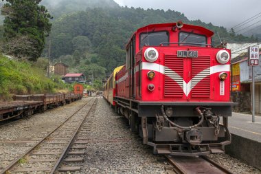 Fenchihu,tayvan-15 Ekim 2018:Alişan Dağı'ndaki fenchihu tren istasyonunda kırmızı tren durağı,tayvan