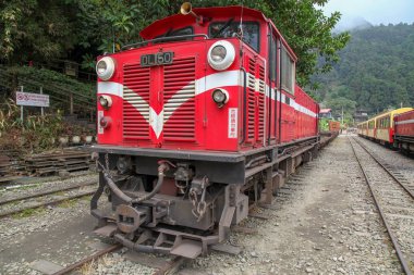 Fenchihu,tayvan-15 Ekim 2018:Alişan Dağı'ndaki fenchihu tren istasyonunda kırmızı tren durağı,tayvan