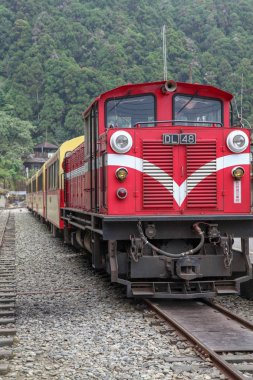 Fenchihu,tayvan-15 Ekim 2018:Alişan Dağı'ndaki fenchihu tren istasyonunda kırmızı tren durağı,tayvan