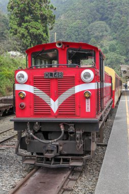 Fenchihu,tayvan-15 Ekim 2018:Alişan Dağı'ndaki fenchihu tren istasyonunda kırmızı tren durağı,tayvan