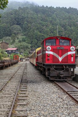 Alişan Dağı'ndaki fenchihu tren istasyonunda kırmızı tren durağı, tayvan
