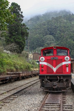 Fenchihu,tayvan-15 Ekim 2018:Alişan Dağı'ndaki fenchihu tren istasyonunda kırmızı tren durağı,tayvan